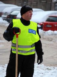 Městská policie a úředníci vyrazili do ulic Prahy 3 odklízet sníh