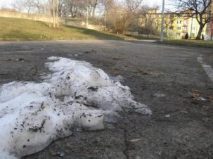 Tající sníh odkryl nepořádek