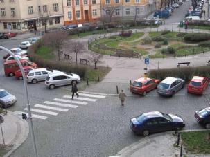 Demonstrace proti necitlivé stavbě garáží