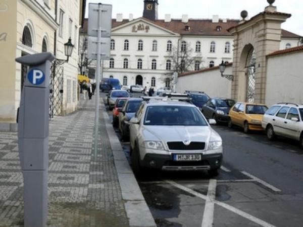 Zaparkovat v centru bude snadné a levné: Pouze pro politiky