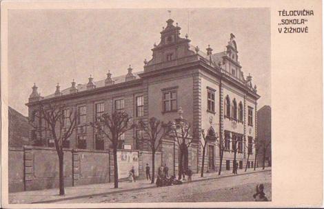 Pohlednice vydaná nákladem sokolské jednoty zachycuje budovu krátce po jejím dostavění (1898)