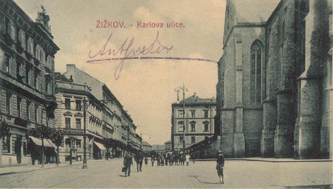 Karlova ulice v roce 1909 – Fotografický přístroj nebyl tehdy zcela běžně k vidění, takže byl-li někde postaven stativ s fotoaparátem, objevilo se hned několik zvědavců ve snaze zvěčnit se.