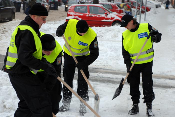 policie uklizi